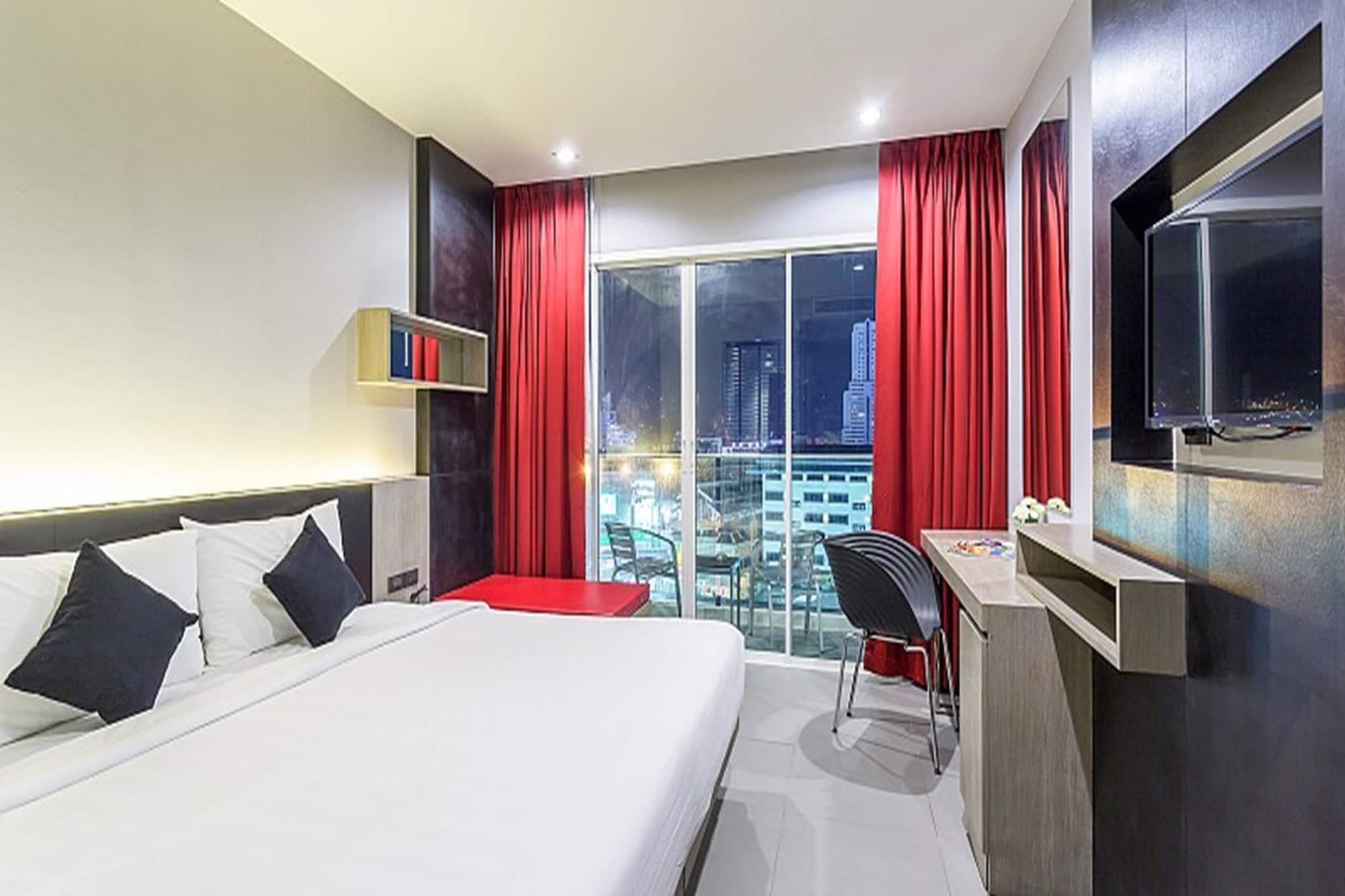 Hotel Neon Patong Esterno foto