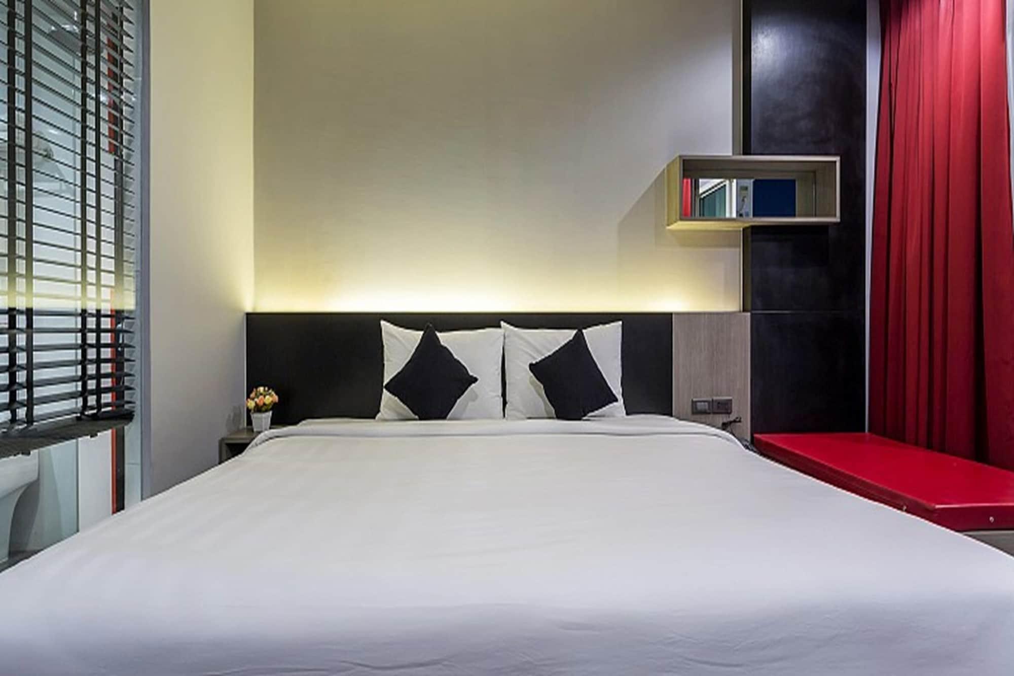 Hotel Neon Patong Esterno foto