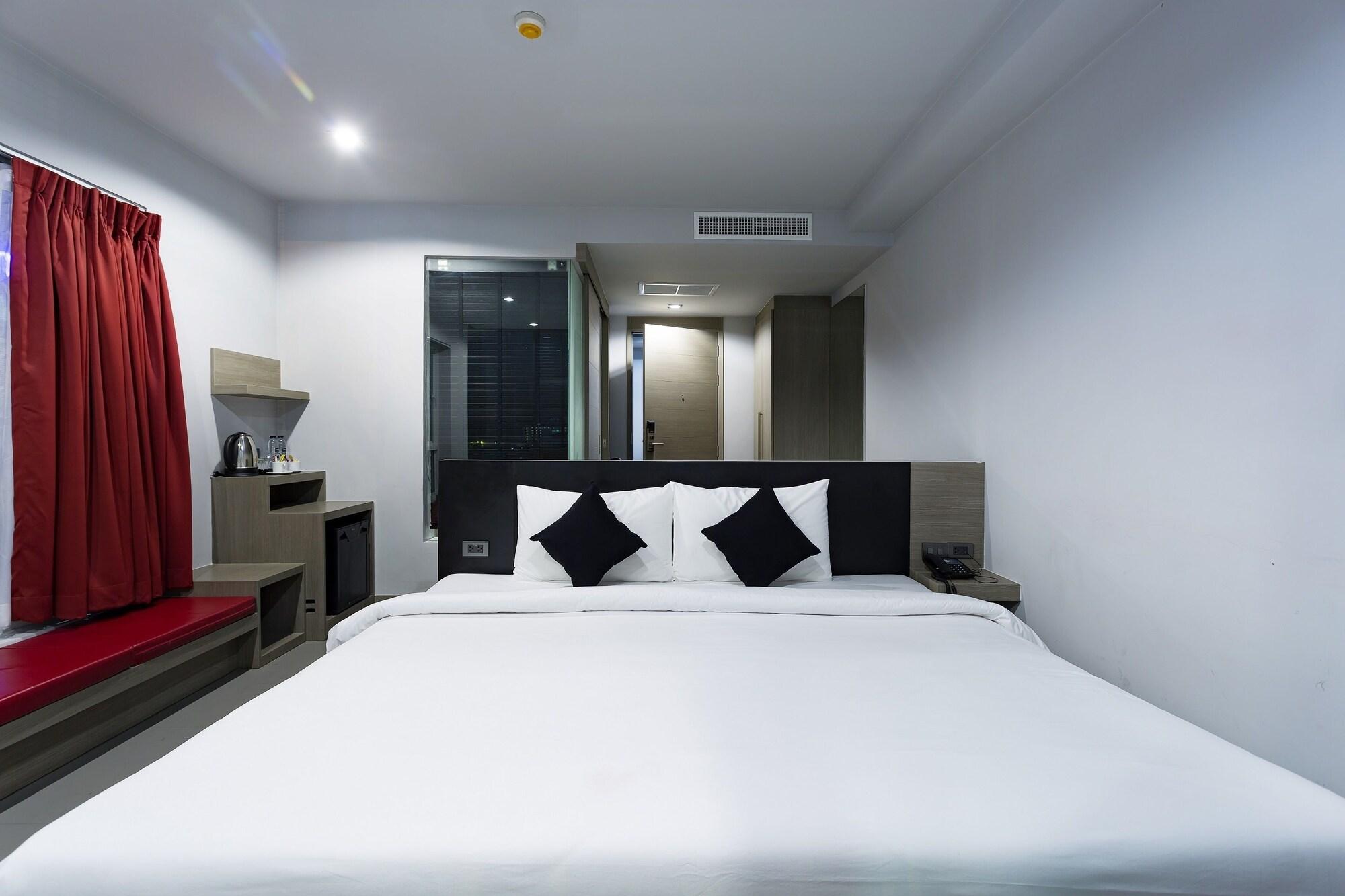 Hotel Neon Patong Esterno foto