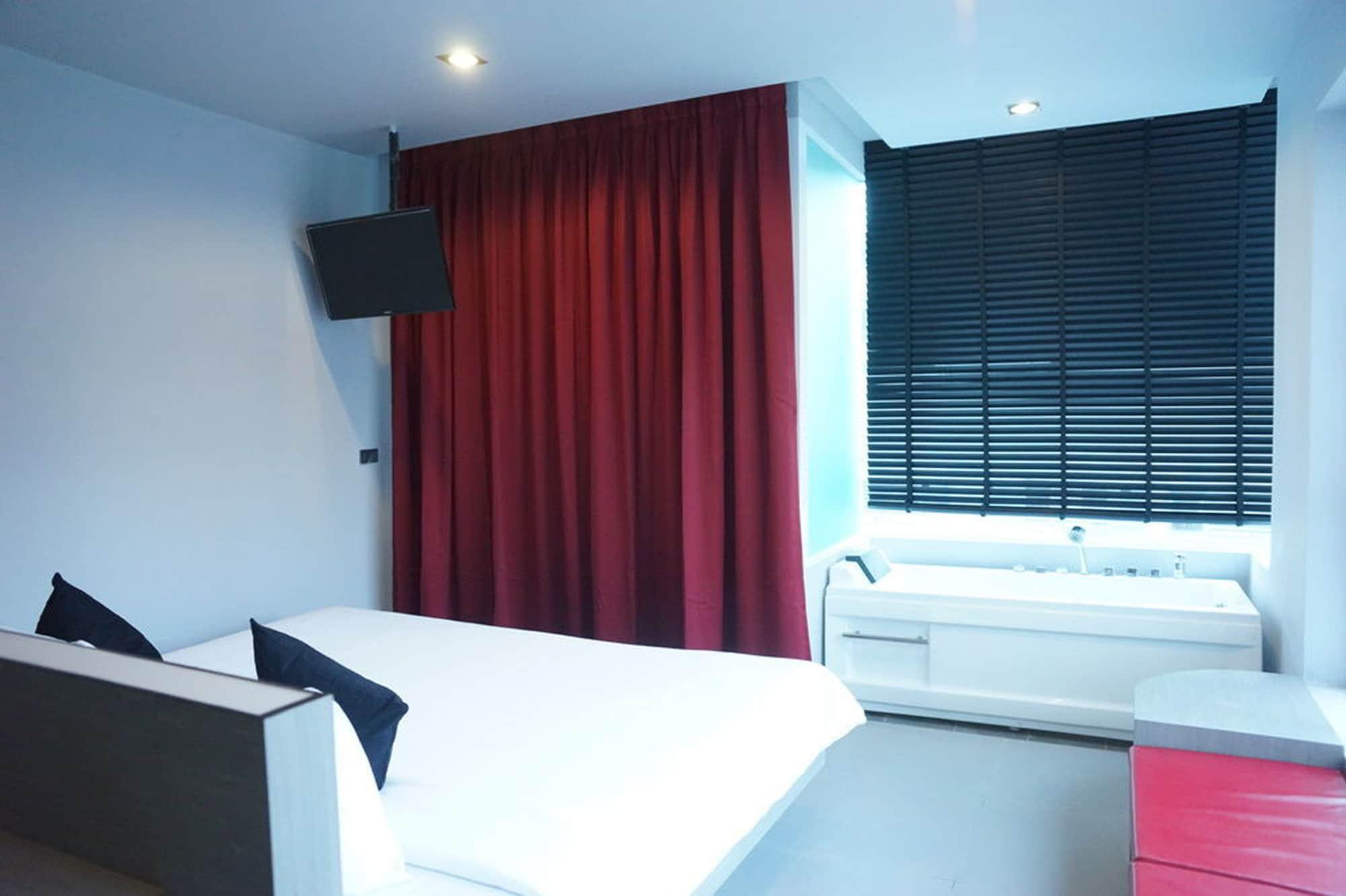Hotel Neon Patong Esterno foto