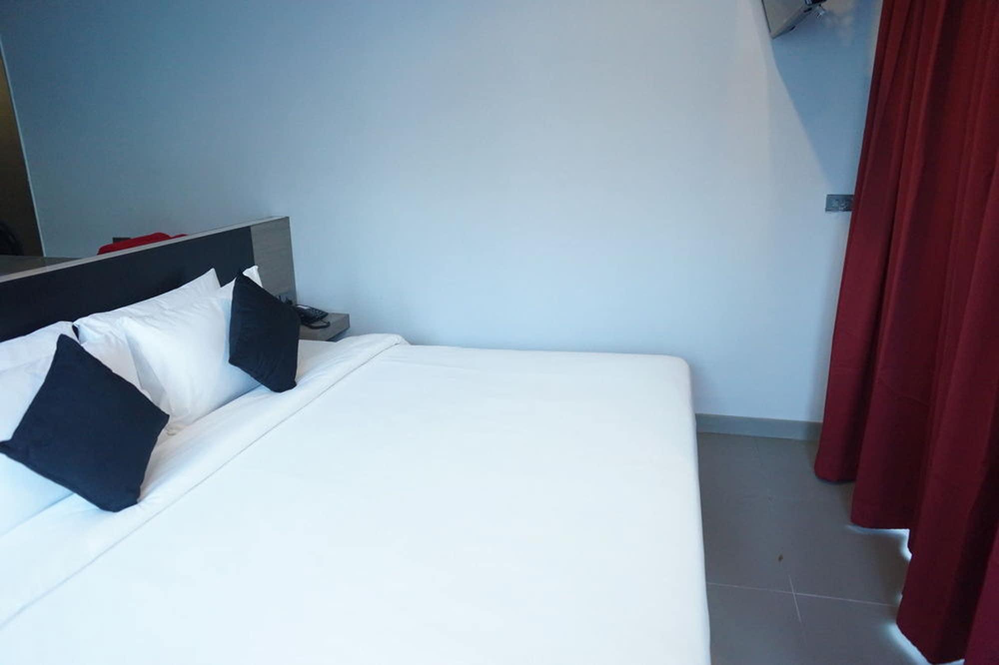 Hotel Neon Patong Esterno foto