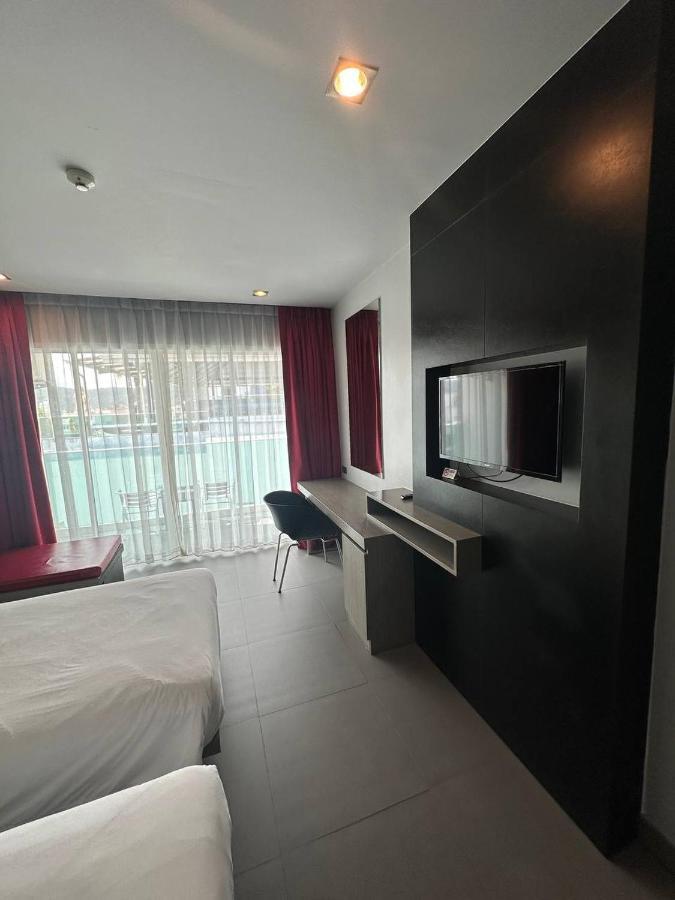 Hotel Neon Patong Esterno foto