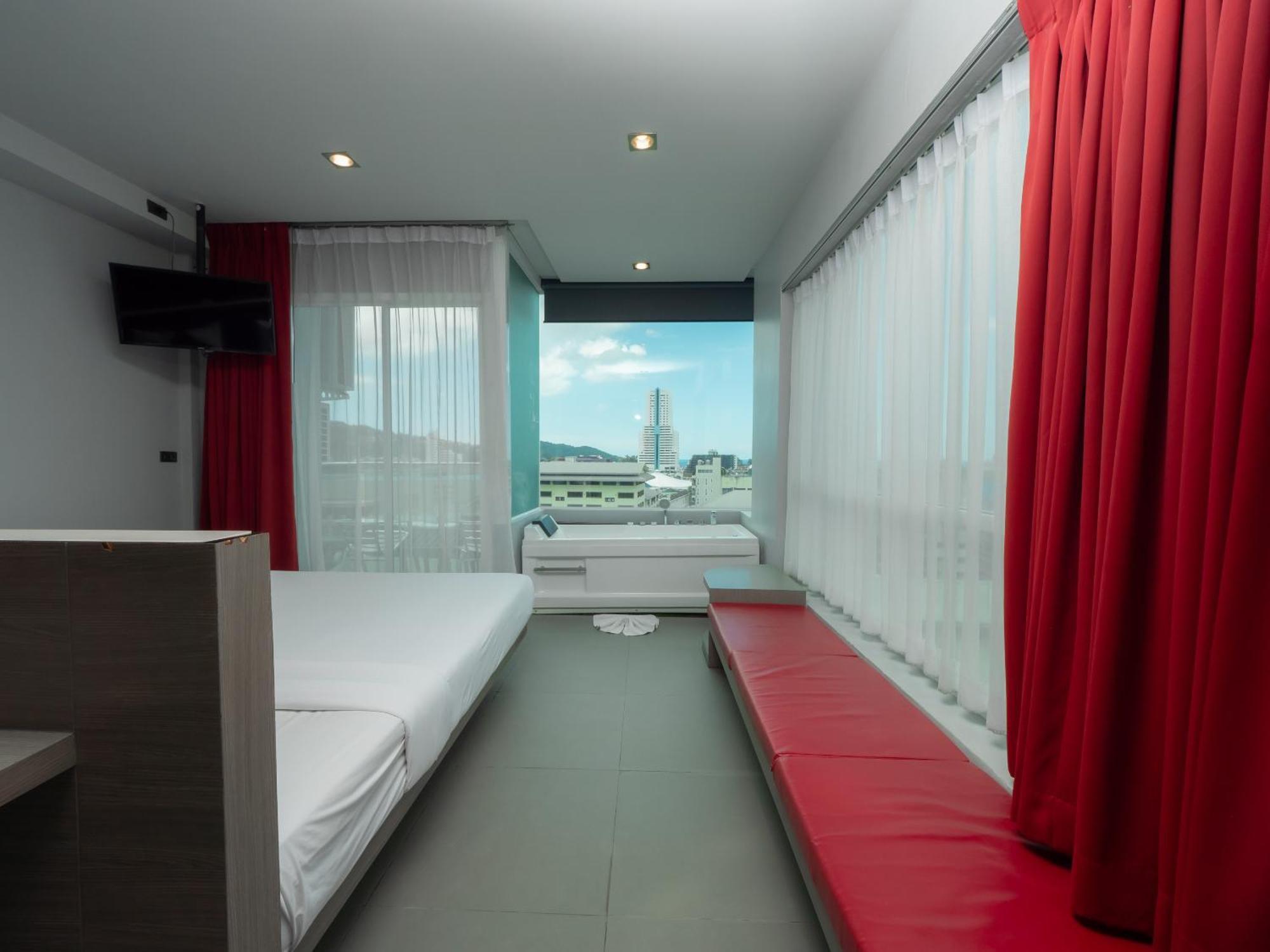 Hotel Neon Patong Esterno foto