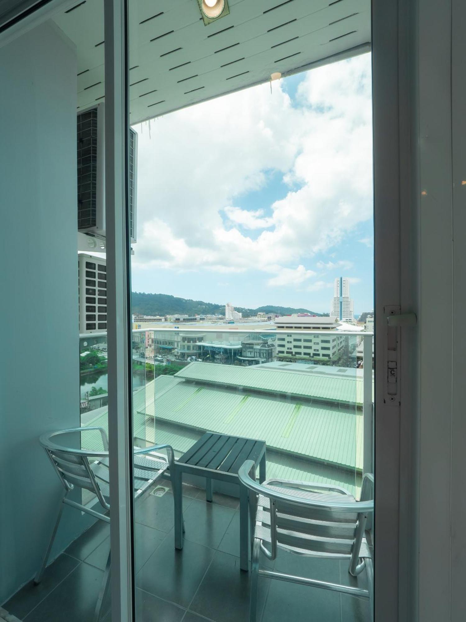 Hotel Neon Patong Esterno foto