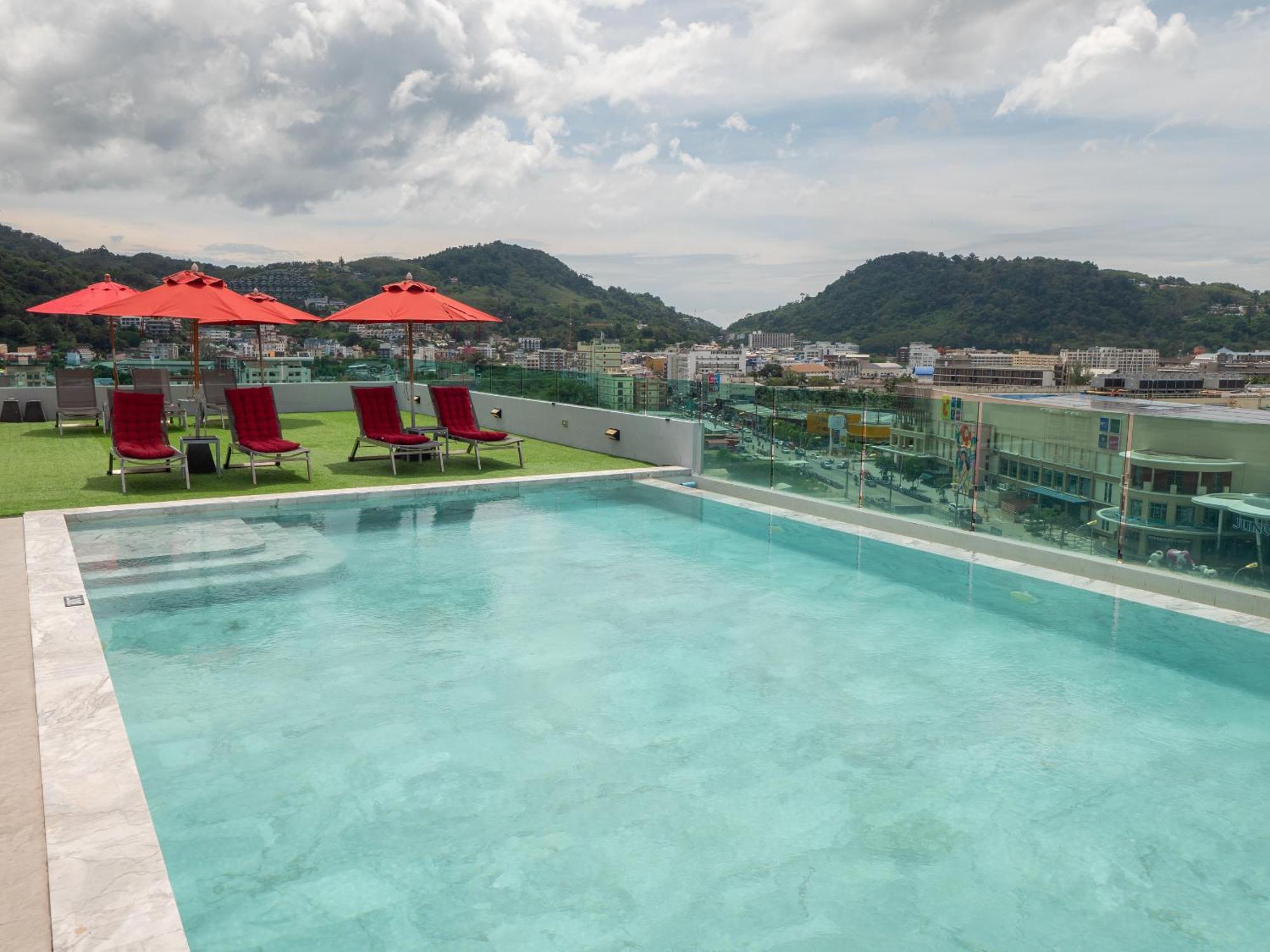 Hotel Neon Patong Esterno foto