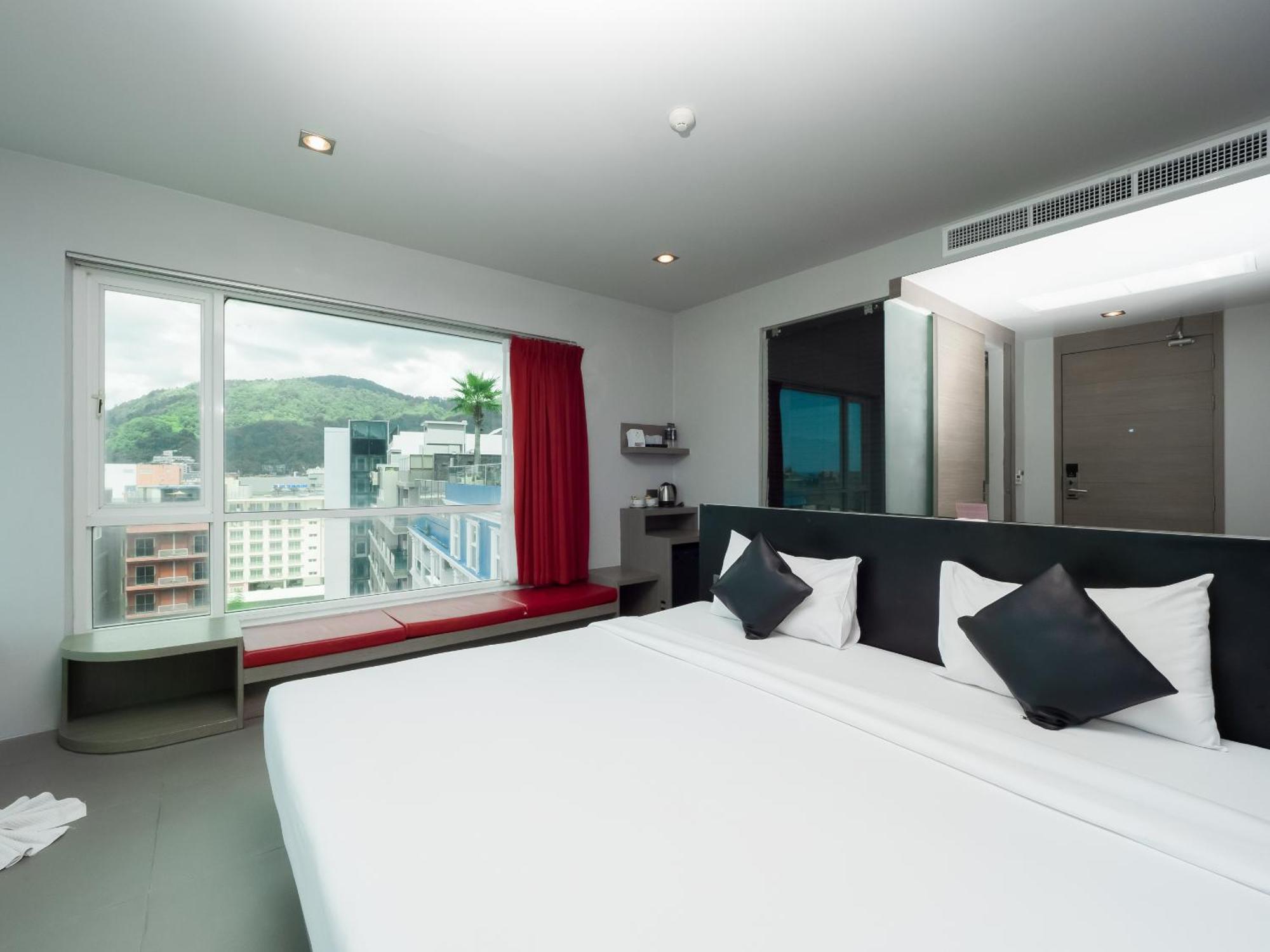 Hotel Neon Patong Esterno foto