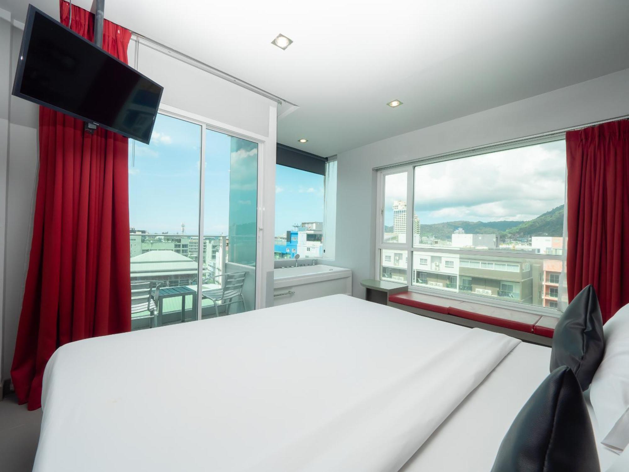 Hotel Neon Patong Esterno foto