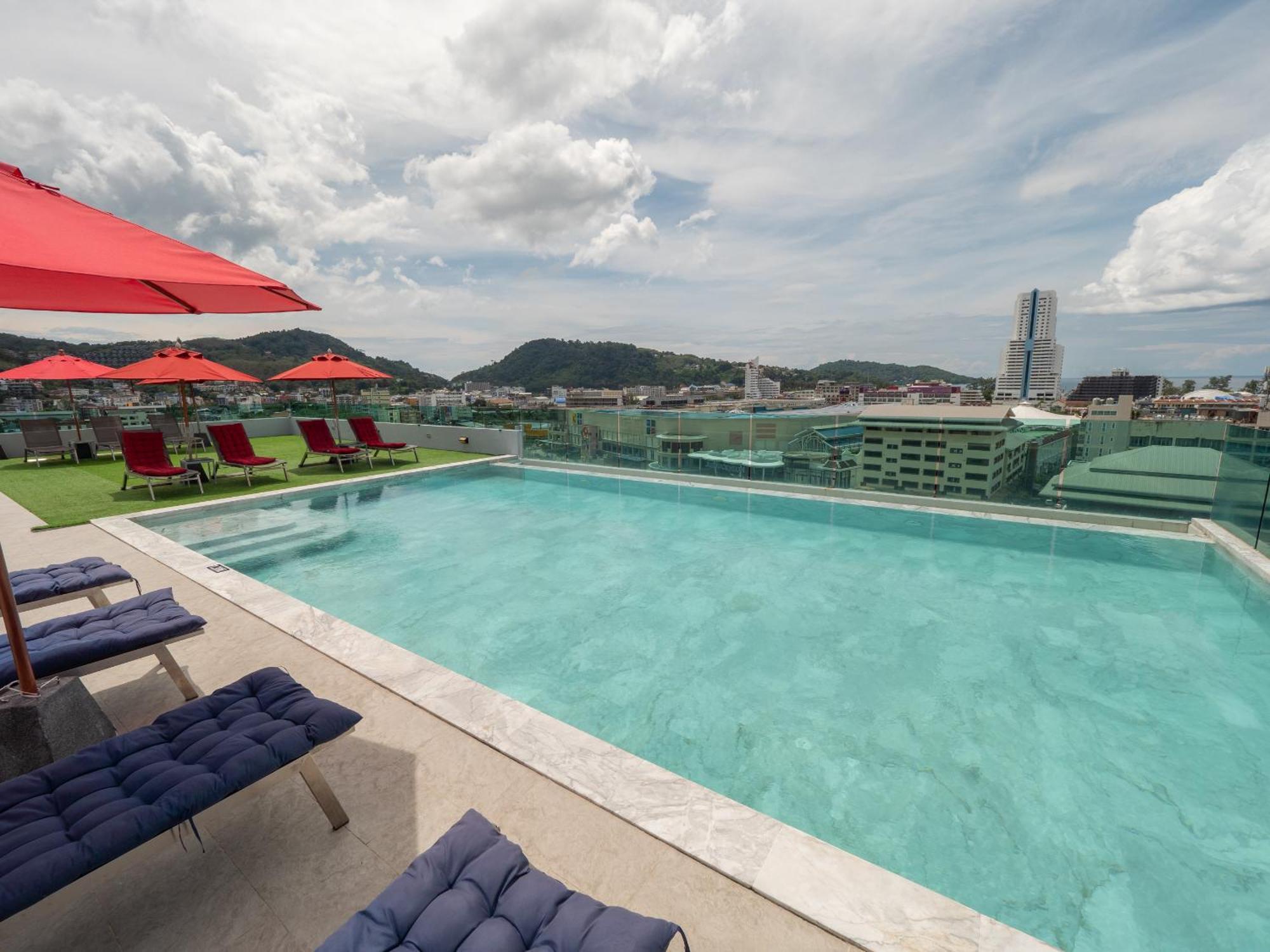 Hotel Neon Patong Esterno foto