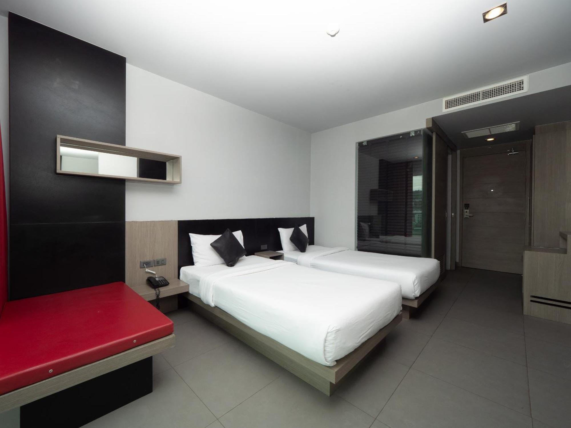 Hotel Neon Patong Esterno foto