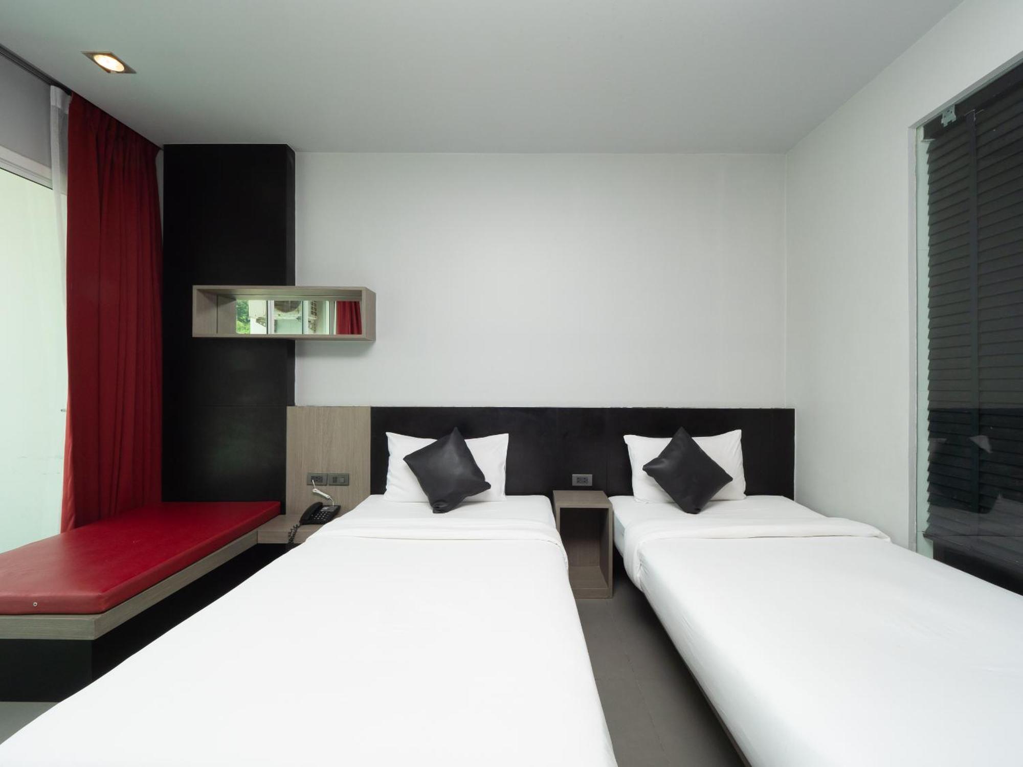 Hotel Neon Patong Esterno foto
