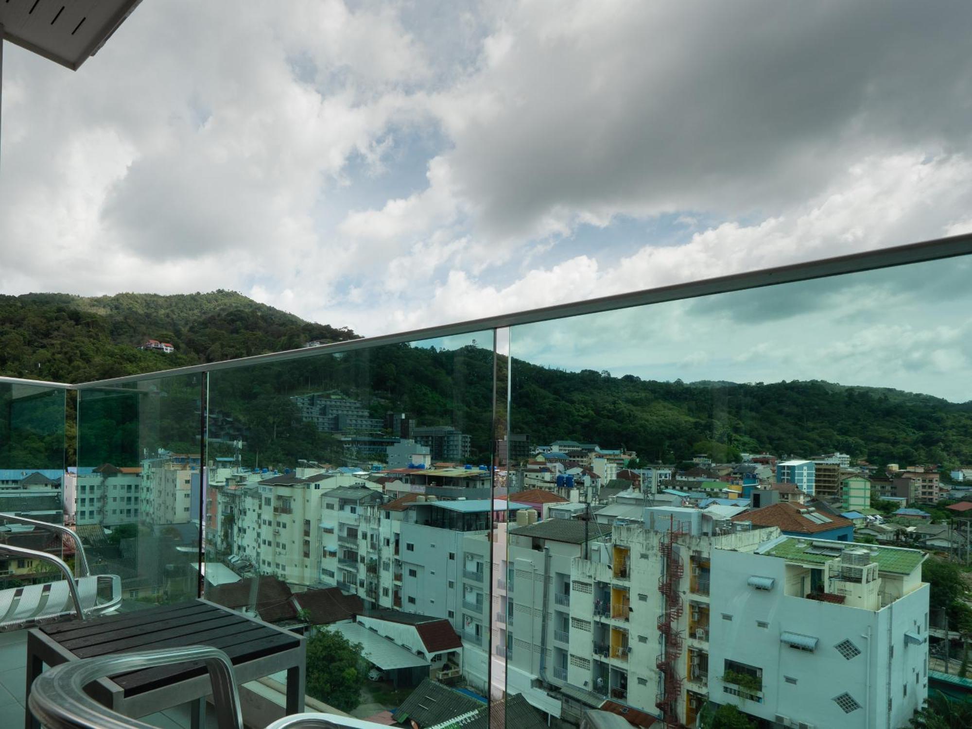 Hotel Neon Patong Esterno foto