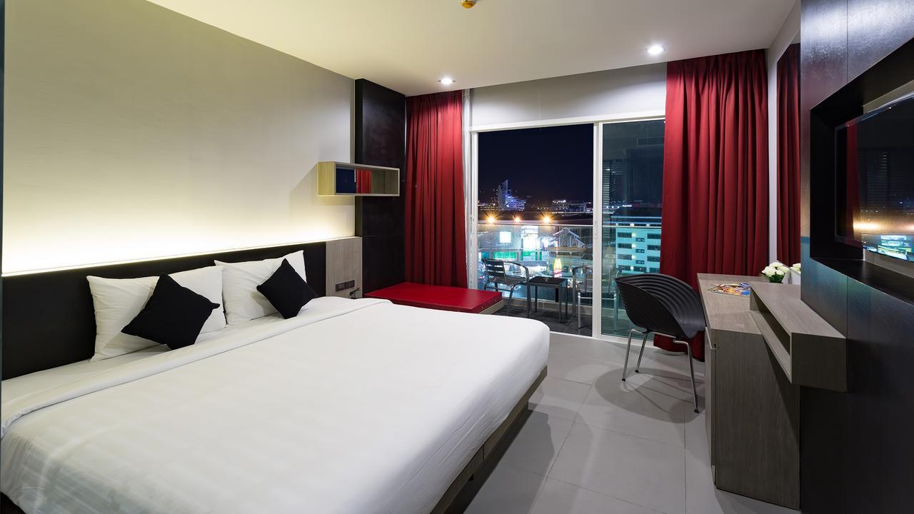 Hotel Neon Patong Esterno foto