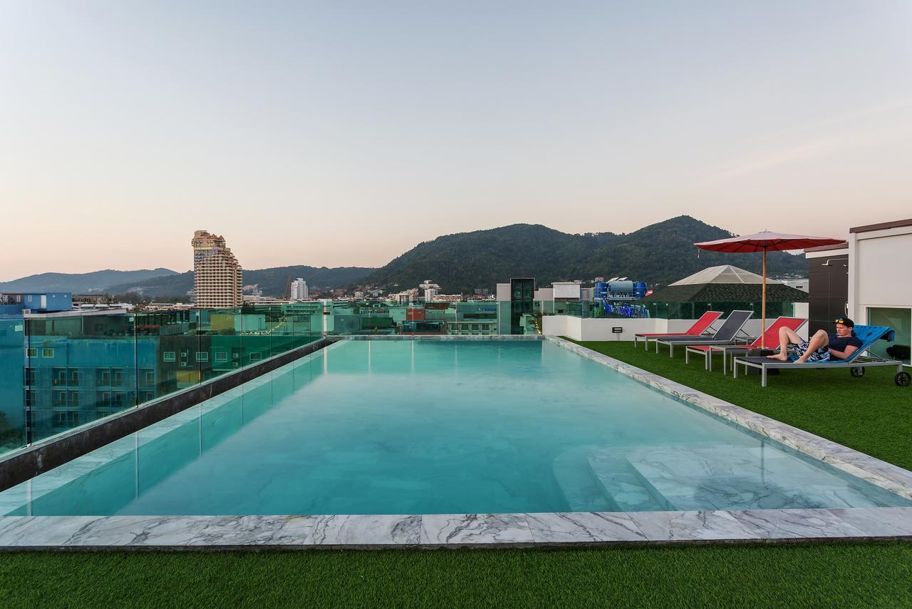 Hotel Neon Patong Esterno foto